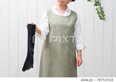 主婦と男物の靴下 79753419
