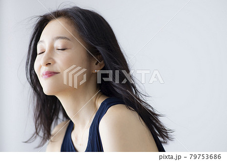女性　ビューティー　ヘアケア　 79753686