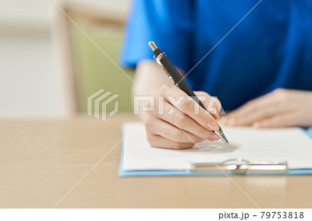 書類に記入する介護士の手元 書類に記入する介護士の手元 79753818