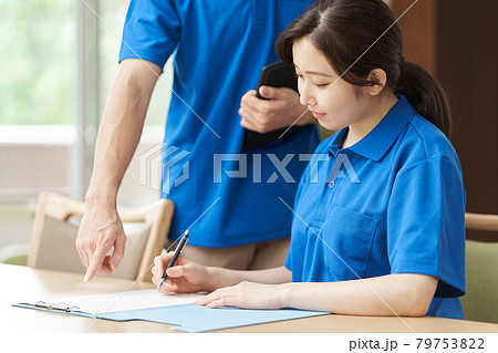 研修を受ける新人介護士 研修を受ける新人介護士 79753822