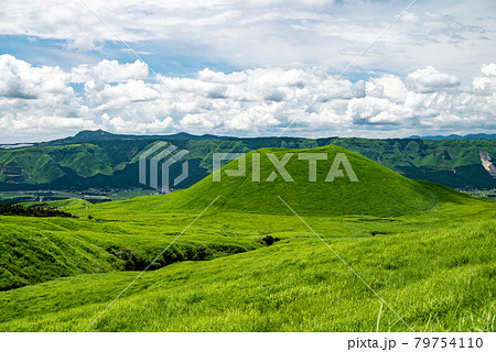 夏の青空に浮かぶ白い雲押戸石の草原の風景 79754110