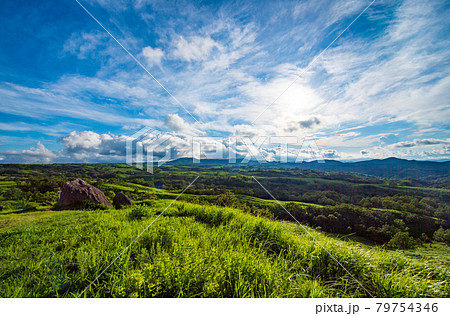 夏の青空に浮かぶ白い雲押戸石の草原の風景 79754346