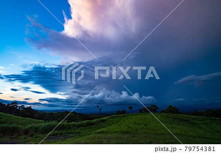 夏の青空に浮かぶ白い雲押戸石の草原の風景 夏の青空に浮かぶ白い雲押戸石の草原の風景 79754381
