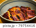 カリっと焼いたタイプの香ばしいうな丼 79754416