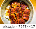カリっと焼いたタイプの香ばしいうな丼 79754417