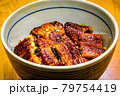 カリっと焼いたタイプの香ばしいうな丼 79754419