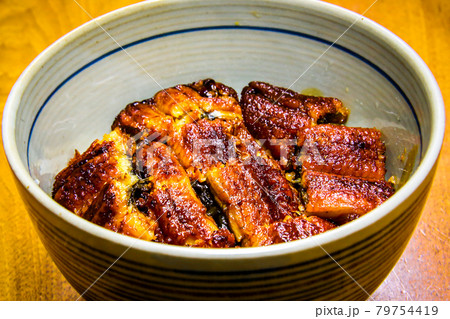 カリっと焼いたタイプの香ばしいうな丼 79754419