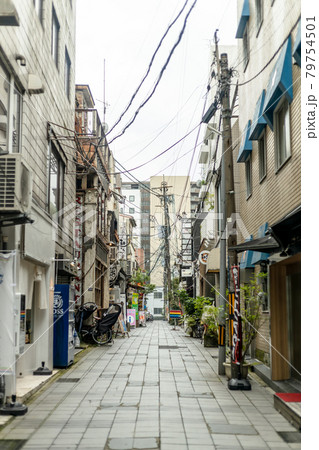 商店街の裏通り　閑散とした飲食店街 79754501