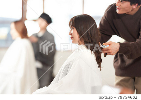 ヘアスタイリストに髪を切ってもらう女性客 ヘアスタイリストに髪を切ってもらう女性客 79754602