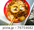 バーベキューの定番料理　鉄板で焼いたやきそば 79754682