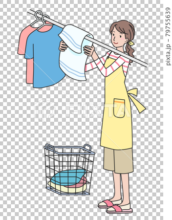 一個穿著圍裙的年輕女人把衣服掛在晾衣繩上 一個穿著圍裙的年輕女人把衣服掛在晾衣繩上 79755639