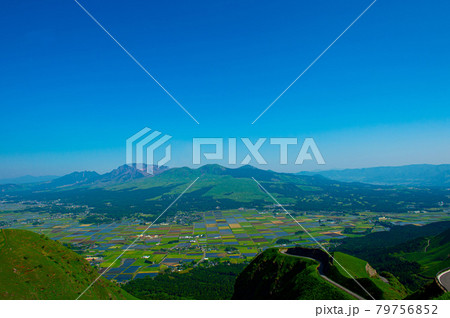 阿蘇外輪からパッチワークの田園風景と雄大な阿蘇五岳を望む 阿蘇外輪からパッチワークの田園風景と雄大な阿蘇五岳を望む 79756852