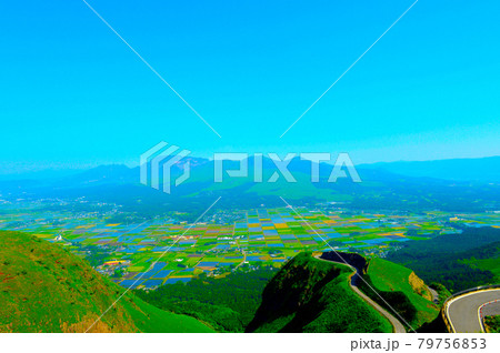 阿蘇外輪の草原からパッチワークの田園風景と雄大な阿蘇五岳を望む 阿蘇外輪の草原からパッチワークの田園風景と雄大な阿蘇五岳を望む 79756853