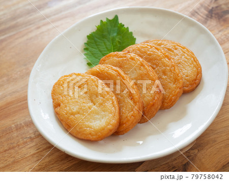 お皿に盛ったさつま揚げ 79758042