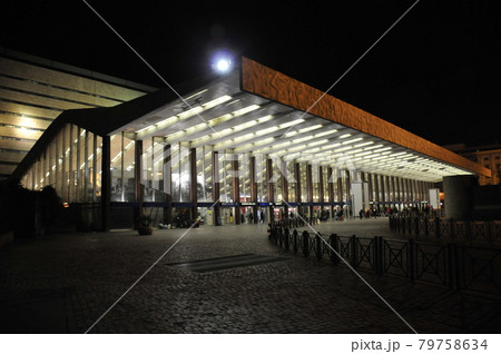 イタリア、ローマ、テルミニ駅夜景 79758634