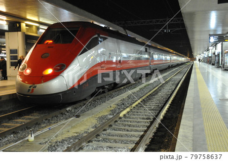 イタリア、ローマ、テルミニ駅の列車 イタリア、ローマ、テルミニ駅の列車 79758637