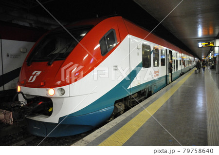 イタリア、ローマ、テルミニ駅の列車 イタリア、ローマ、テルミニ駅の列車 79758640
