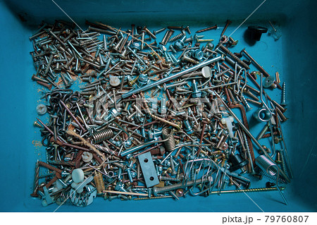 容器に混在する大量の金属製部品【鉄屑・ネジ】の写真素材 [79760807 
