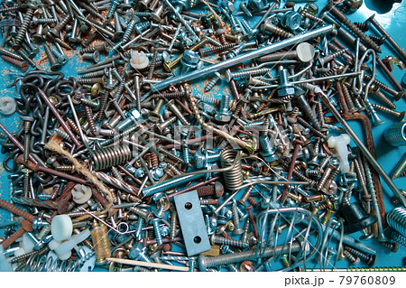 容器に混在する大量の金属製部品【鉄屑・ネジ】 容器に混在する大量の金属製部品【鉄屑・ネジ】 79760809