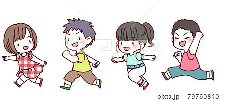 子供たちが元気に走っている様子 79760840