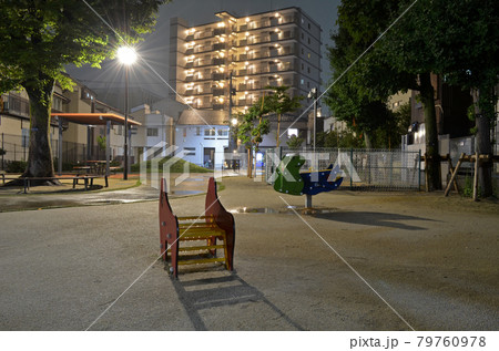 雨夜の公園　散策道と遊具と住宅街 79760978