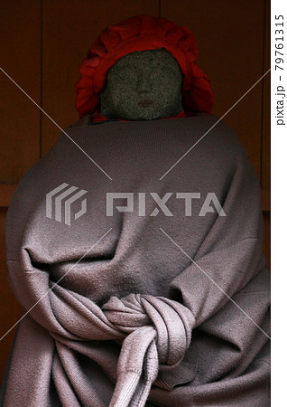 東京浅草・浅草寺境内のめぐみ地蔵尊 79761315