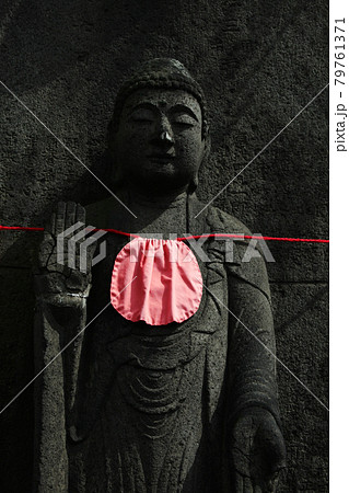 東京浅草・浅草寺境内の阿弥陀如来像 79761371