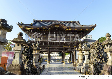 成田山新勝寺　境内側からのぞむ総門 79762663