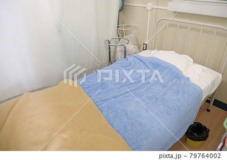 学校の保健室（ベッド） 79764002