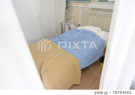 学校の保健室（ベッド） 79764003