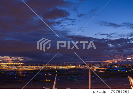 空港　飛行機　羽田空港　離陸　午後　夕暮れ　夜　航空会社　エンジン　ブレーキ　第1ターミナル 79765565