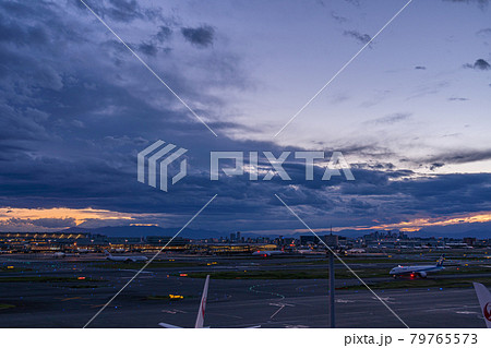 空港 飛行機 羽田空港 離陸 午後 夕暮れ 夜 航空会社 エンジン ブレーキ 第1ターミナル 空港 飛行機 羽田空港 離陸 午後 夕暮れ 夜 航空会社 エンジン ブレーキ 第1ターミナル 79765573