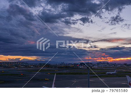空港　飛行機　羽田空港　離陸　午後　夕暮れ　夜　航空会社　エンジン　ブレーキ　第1ターミナル 79765580