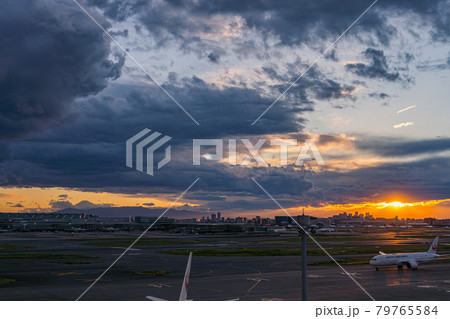 空港 飛行機 羽田空港 離陸 午後 夕暮れ 夜 航空会社 エンジン ブレーキ 第1ターミナル 空港 飛行機 羽田空港 離陸 午後 夕暮れ 夜 航空会社 エンジン ブレーキ 第1ターミナル 79765584