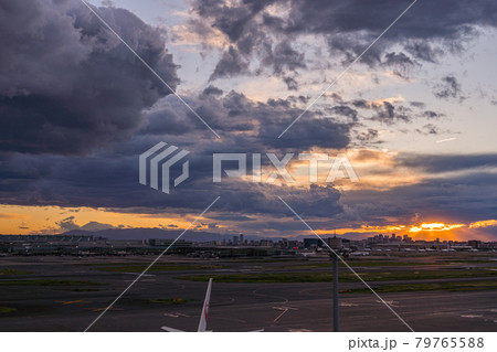 空港 飛行機 羽田空港 離陸 午後 夕暮れ 夜 航空会社 エンジン ブレーキ 第1ターミナル 空港 飛行機 羽田空港 離陸 午後 夕暮れ 夜 航空会社 エンジン ブレーキ 第1ターミナル 79765588
