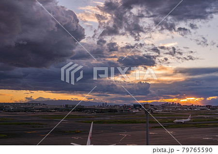 空港　飛行機　羽田空港　離陸　午後　夕暮れ　夜　航空会社　エンジン　ブレーキ　第1ターミナル 79765590