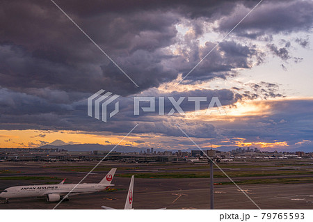 空港 飛行機 羽田空港 離陸 午後 夕暮れ 夜 航空会社 エンジン ブレーキ 第1ターミナル 空港 飛行機 羽田空港 離陸 午後 夕暮れ 夜 航空会社 エンジン ブレーキ 第1ターミナル 79765593