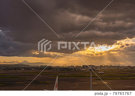 空港　飛行機　羽田空港　離陸　午後　夕暮れ　夜　航空会社　エンジン　ブレーキ　第1ターミナル 79765767