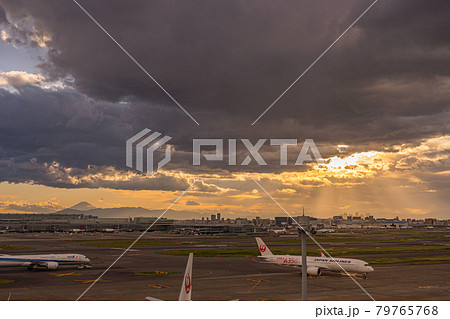 空港 飛行機 羽田空港 離陸 午後 夕暮れ 夜 航空会社 エンジン ブレーキ 第1ターミナル 空港 飛行機 羽田空港 離陸 午後 夕暮れ 夜 航空会社 エンジン ブレーキ 第1ターミナル 79765768