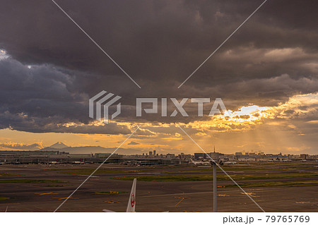 空港　飛行機　羽田空港　離陸　午後　夕暮れ　夜　航空会社　エンジン　ブレーキ　第1ターミナル 79765769