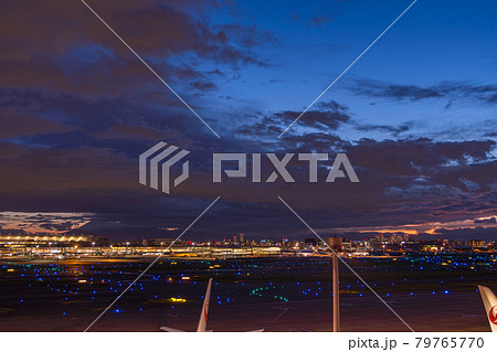 空港　飛行機　羽田空港　離陸　午後　夕暮れ　夜　航空会社　エンジン　ブレーキ　第1ターミナル 79765770