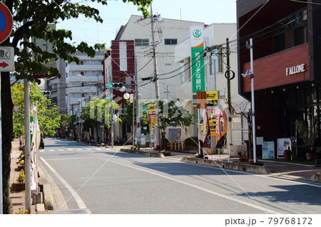 埼玉県小川町駅前商店街の風景 79768172