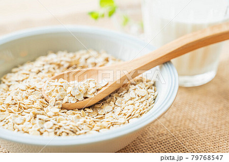 オートミールと牛乳 79768547