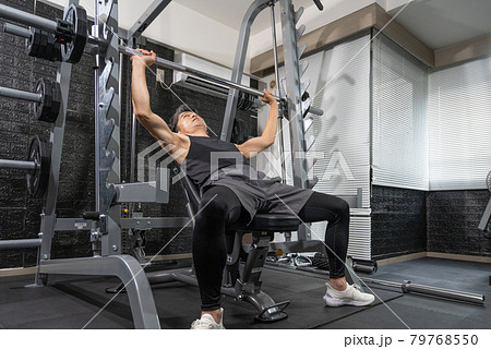 ジムで体を鍛えるミドルエイジの男性 79768550