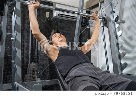 ジムで体を鍛えるミドルエイジの男性 79768551