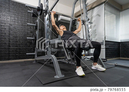 ジムで体を鍛えるミドルエイジの男性 79768555