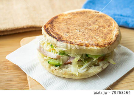 ライ麦マフィンのホットサンド 79768564