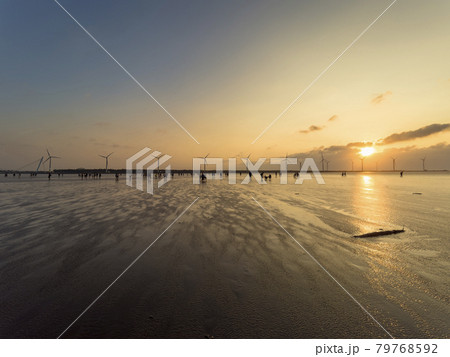 台湾・台中市 夕方の高美湿地 Gaomei Wetlands, Taichung, Taiwan 台湾・台中市 夕方の高美湿地 Gaomei Wetlands, Taichung, Taiwan 79768592