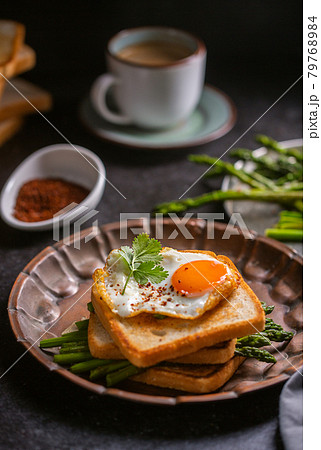 Fresh sandwiches with fried egg served on a vintage metallic plate 79768984