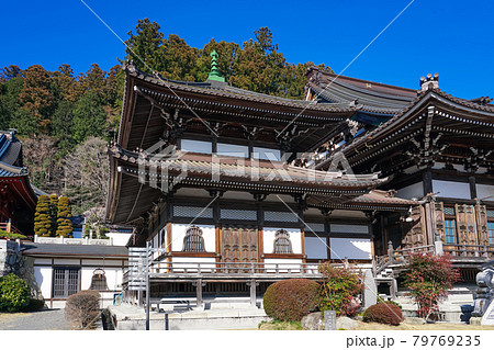 身延山久遠寺（山梨県）の仏殿・納牌堂 79769235